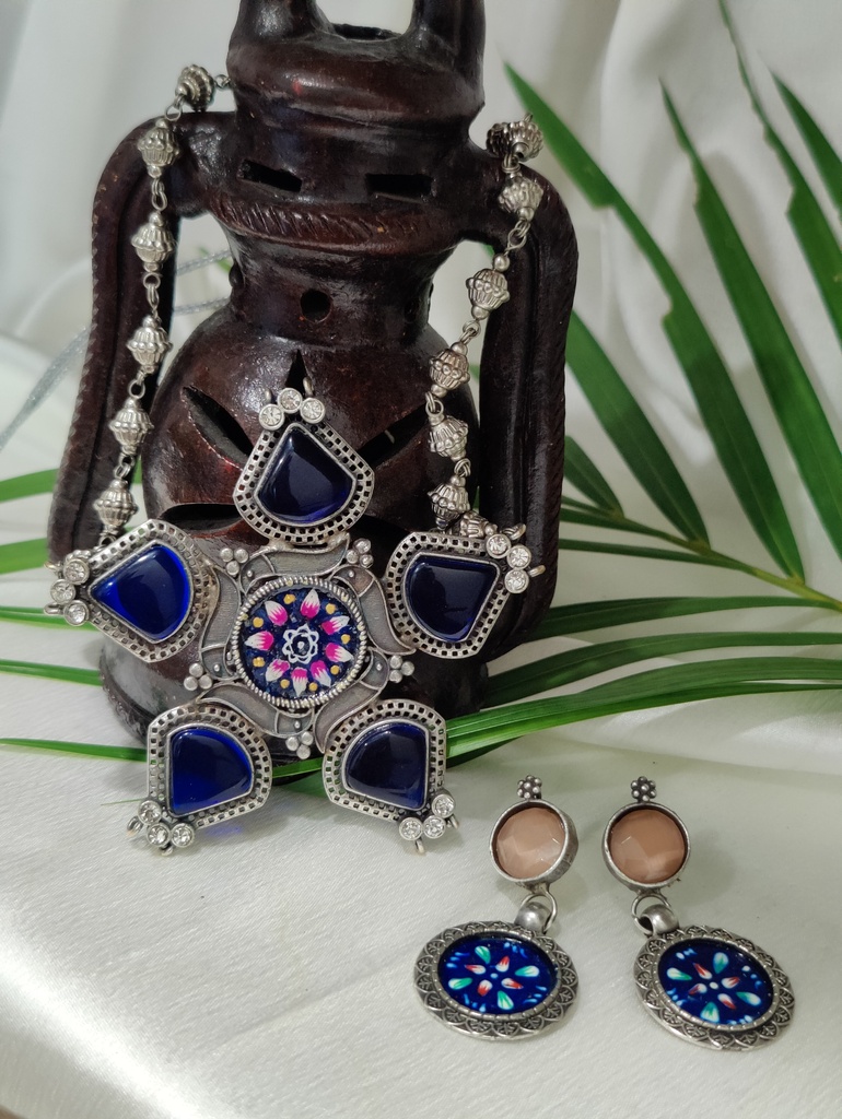 ||NAVODYA || Silver Look Alike Necklace