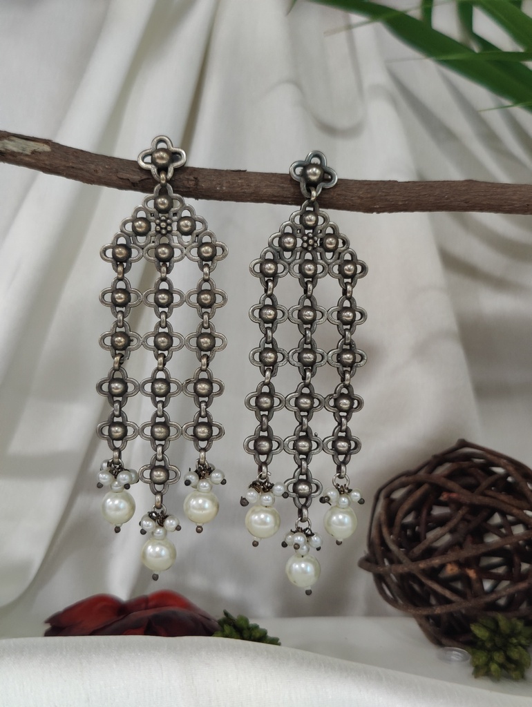 || UTANKA || Silver Look Alike Earring