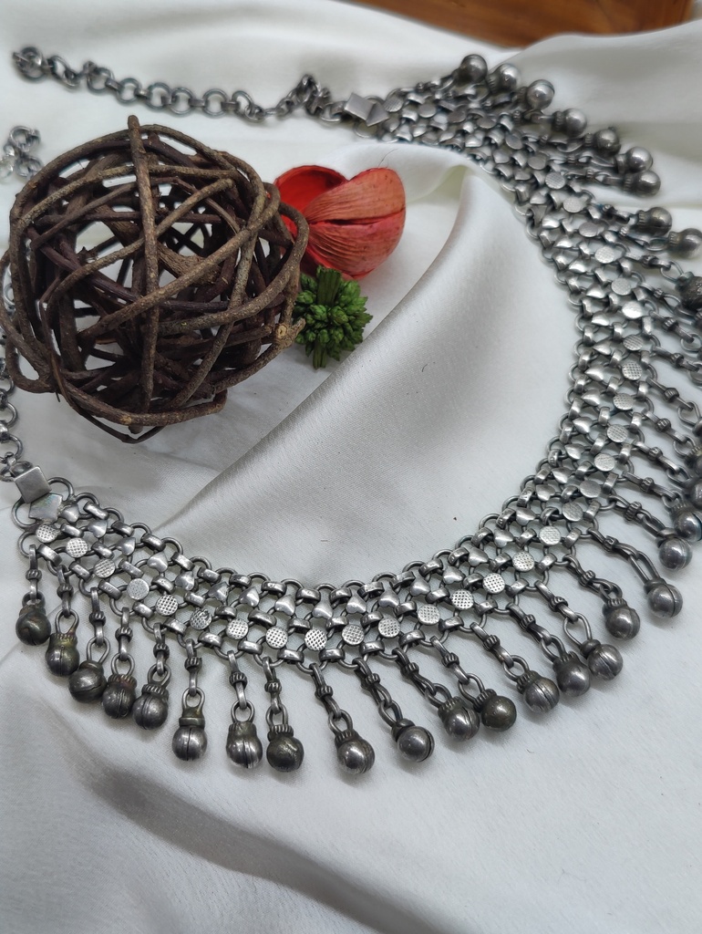 || NALINI || Silver Look ALike Necklace