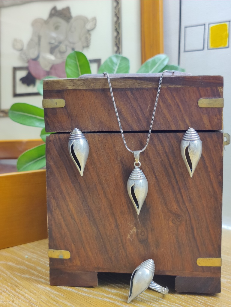 || NAKHALI || Silver Look Alike Necklace