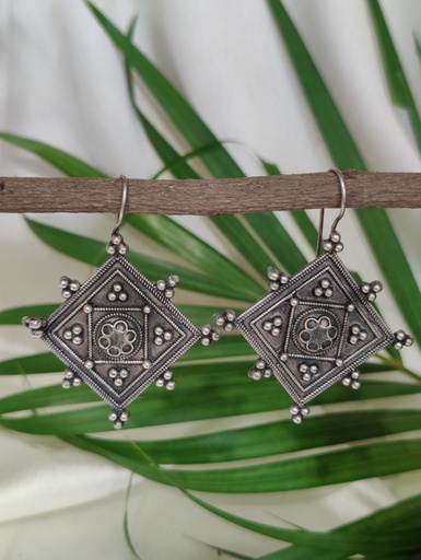 [ESLA-PLN-0034] || AABHA || Silver Look Alike Earring
