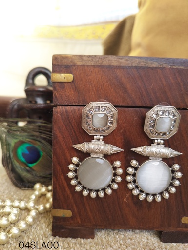 [ESLA_W_0072] || UNMANI || Silver Look Alike Earring