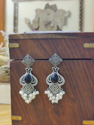 || AASHANI || Silver Look Alike Earring
